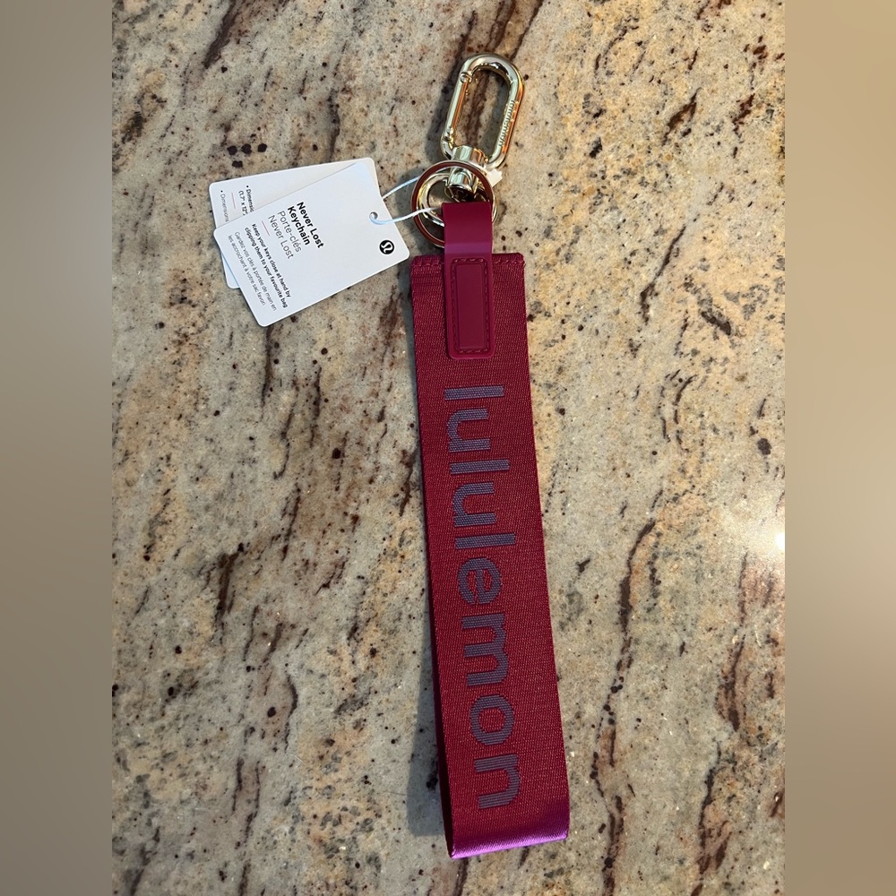 Lululemon never lost keychain pomegranate/ocean